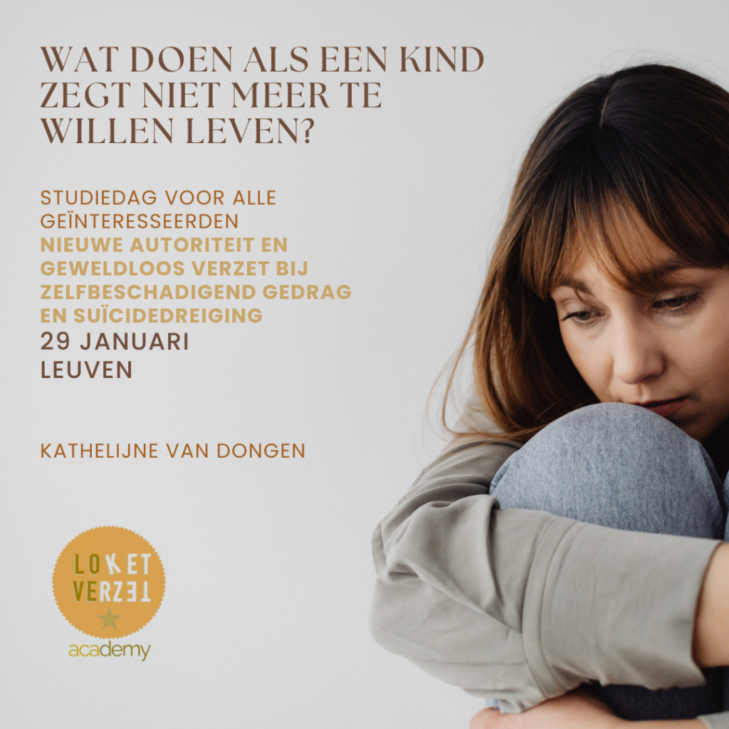 Hulpverlener in gesprek met ouder tijdens studiedag over jongeren met suïcidale gedachten